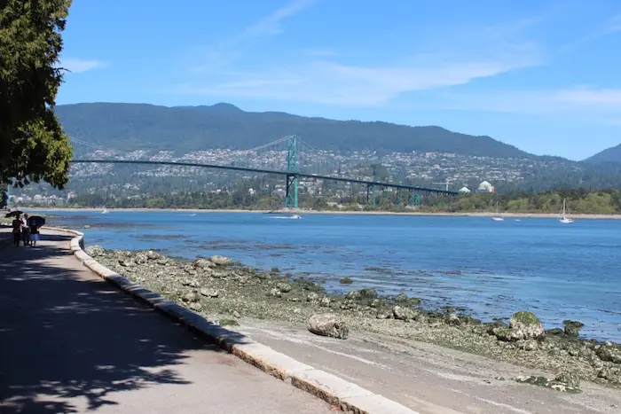 Blick auf die Lions Gate Bridge von Vancouvers Stanley Park aus
