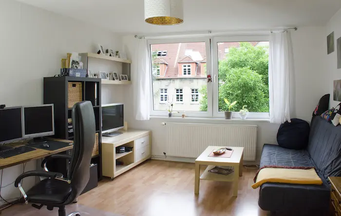 Blick in Olivers aufgeräumte und frugale Wohnung
