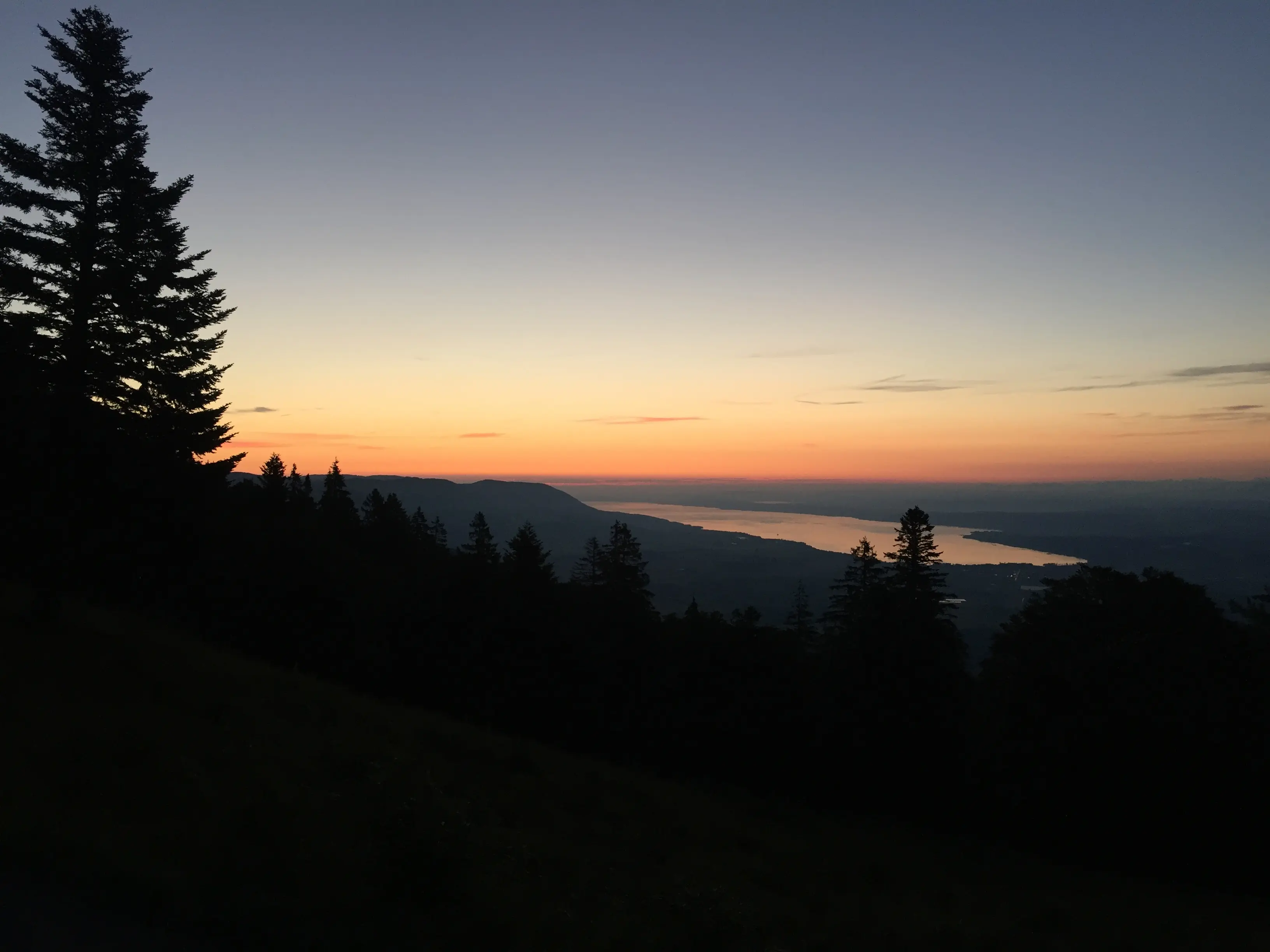 Um voller Zen und Erfüllung zu sein, gibt es nichts Schöneres, als um 5 Uhr morgens in den Jura zu fahren, um den Sonnenaufgang am Neuenburgersee zu beobachten