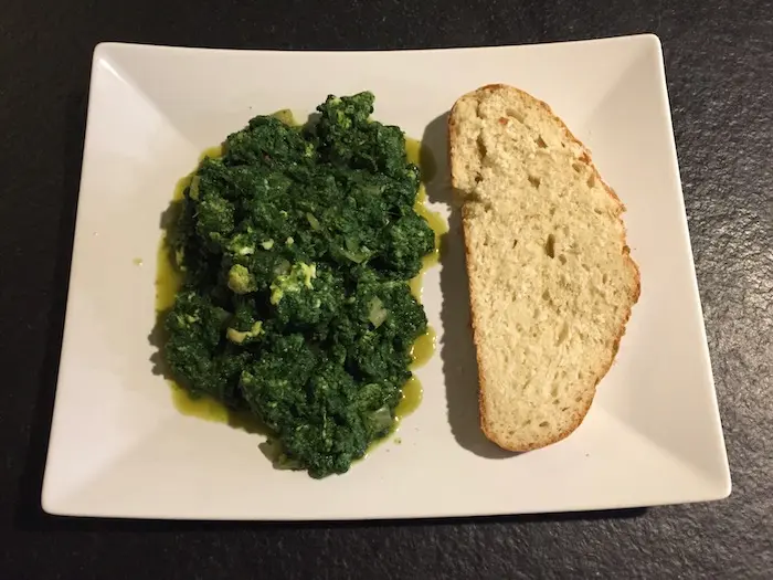An example of a frugal (less than CHF 2) and healthy recipe: spinach omelette