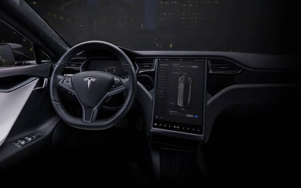 Tu reprendras bien un morceau d'écran de Tesla ?