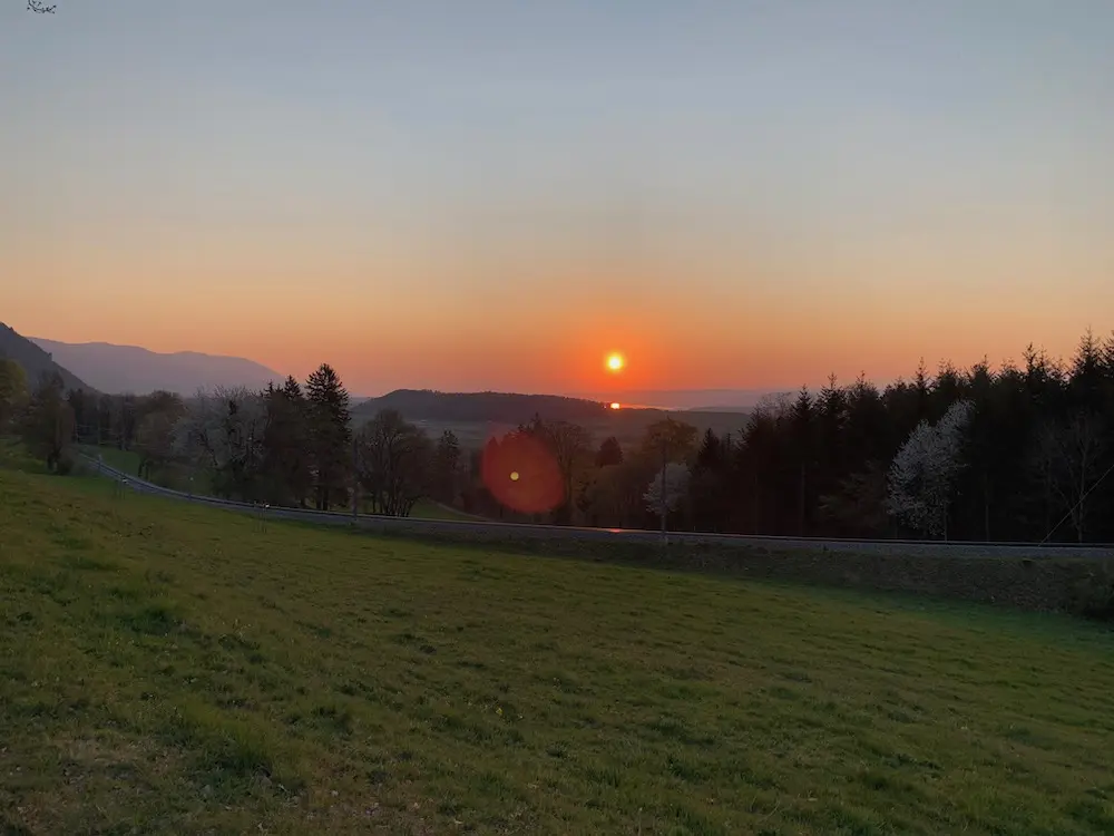 We took advantage of the beautiful spring weather to go and admire the sunrise from the Jura at 6.30 am, while enjoying a family breakfast prepared by Mrs MP <3
