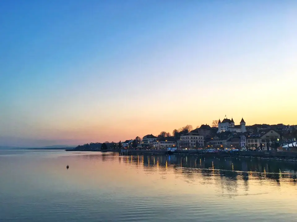 View of the city of Nyon at the end of the day (photo credit: carnets-nordiques.com)