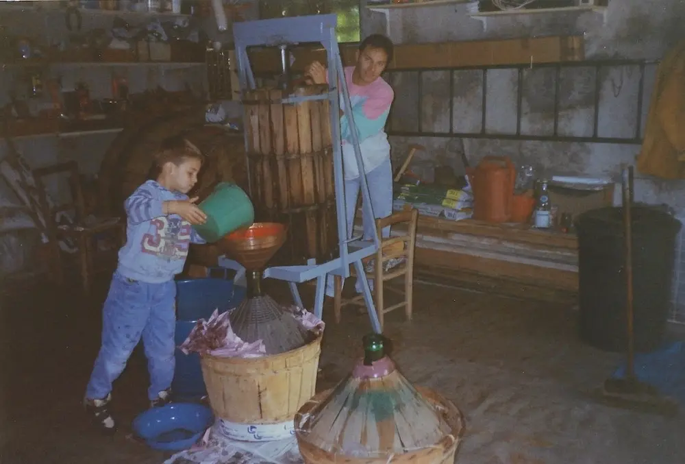 Photo de Raphaël quand il était petit, aidant à faire du vin