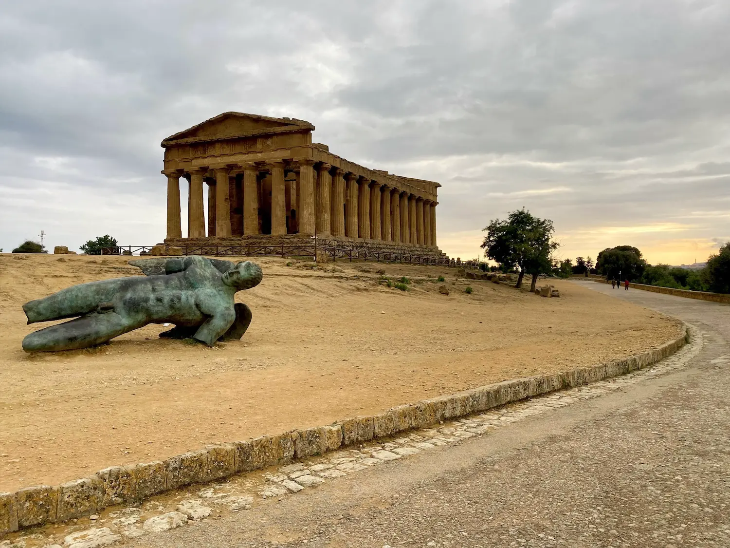 Agrigente, en Sicile: le Temple de la Concorde et son Icare contemporain