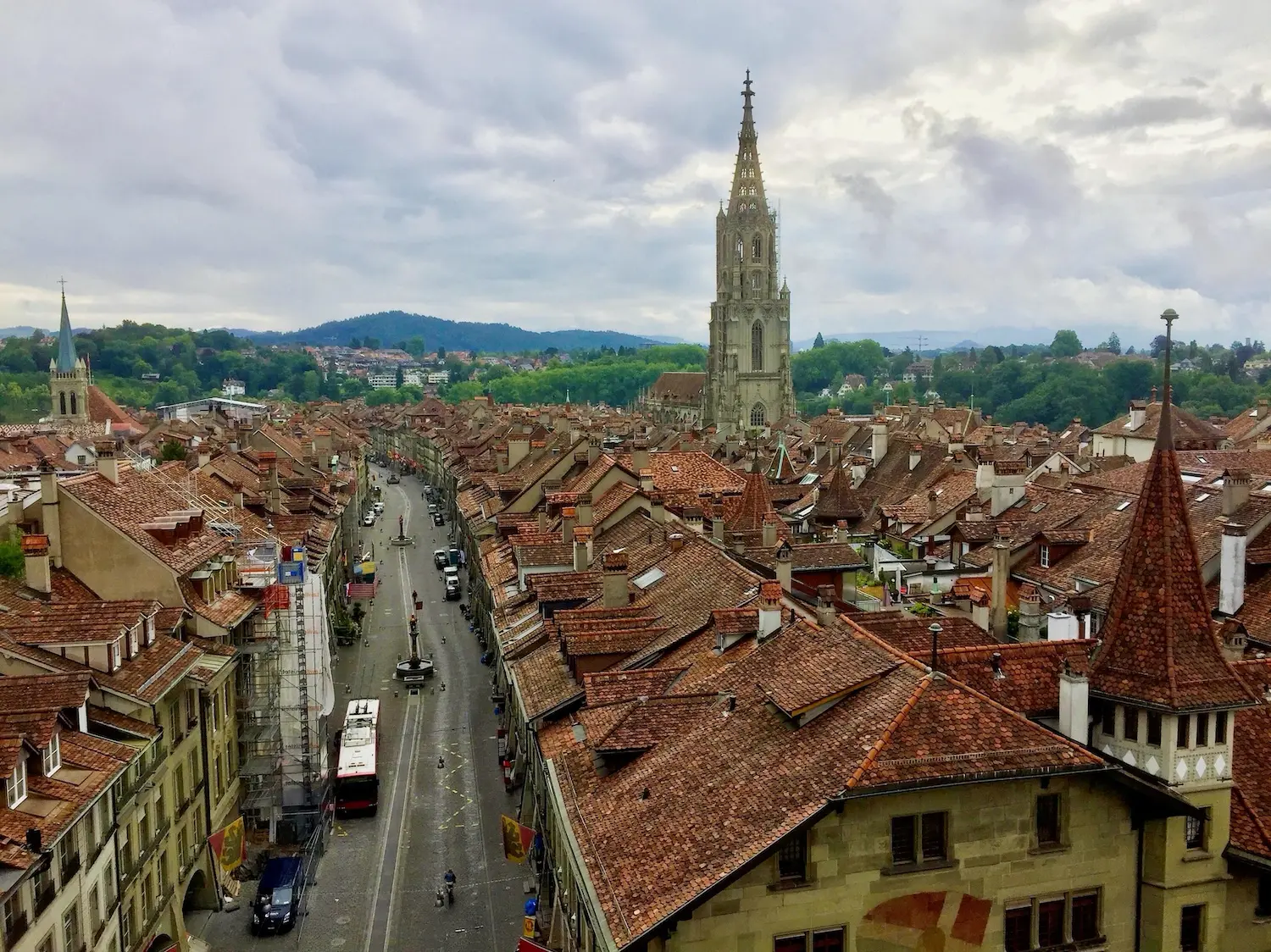 Berne, le Münster vu depuis la Tour de l'Horloge, dont les figurines médiévales s'animent à chaque heure pile
